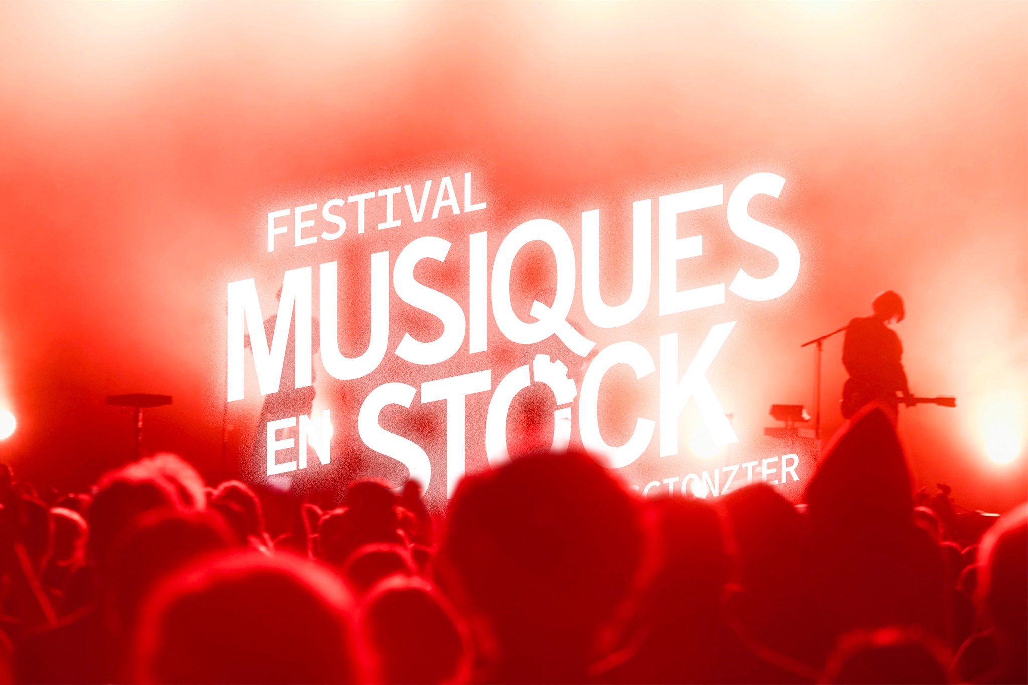 Apparition du logo typographique créée pour le festival Musiques en Stock festival, sur une image de concert gratuit en plein air
