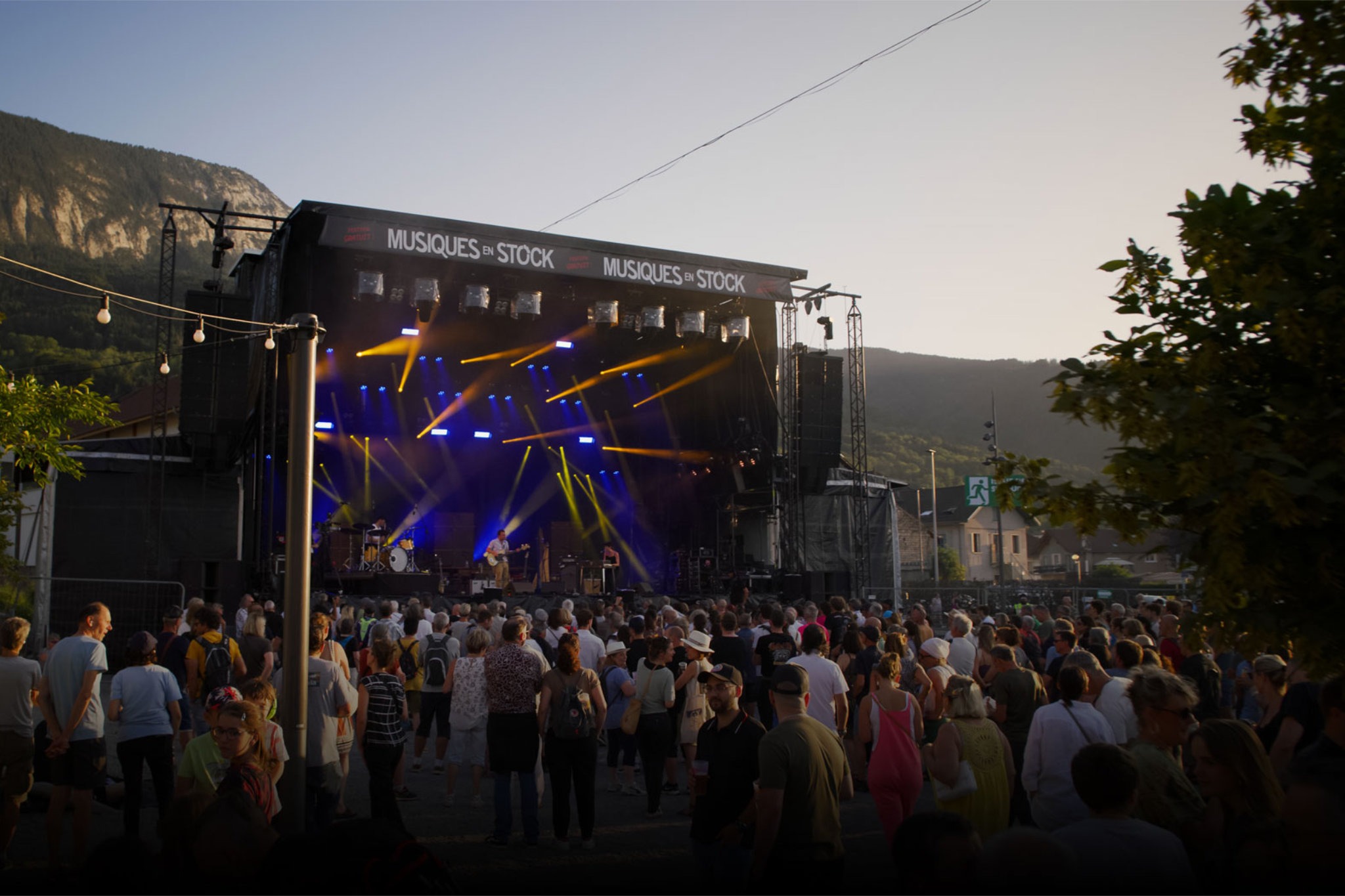 Vue de la scène du festival Musiques en Stock à Scionzier, en Haute-Savoie : un événement culturel, levier de développement territorial
