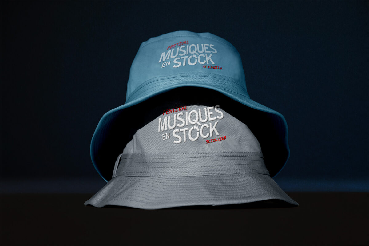 Broderie sur des bobs, chapeaux en tissu : merchandising du festival Musiques en stock