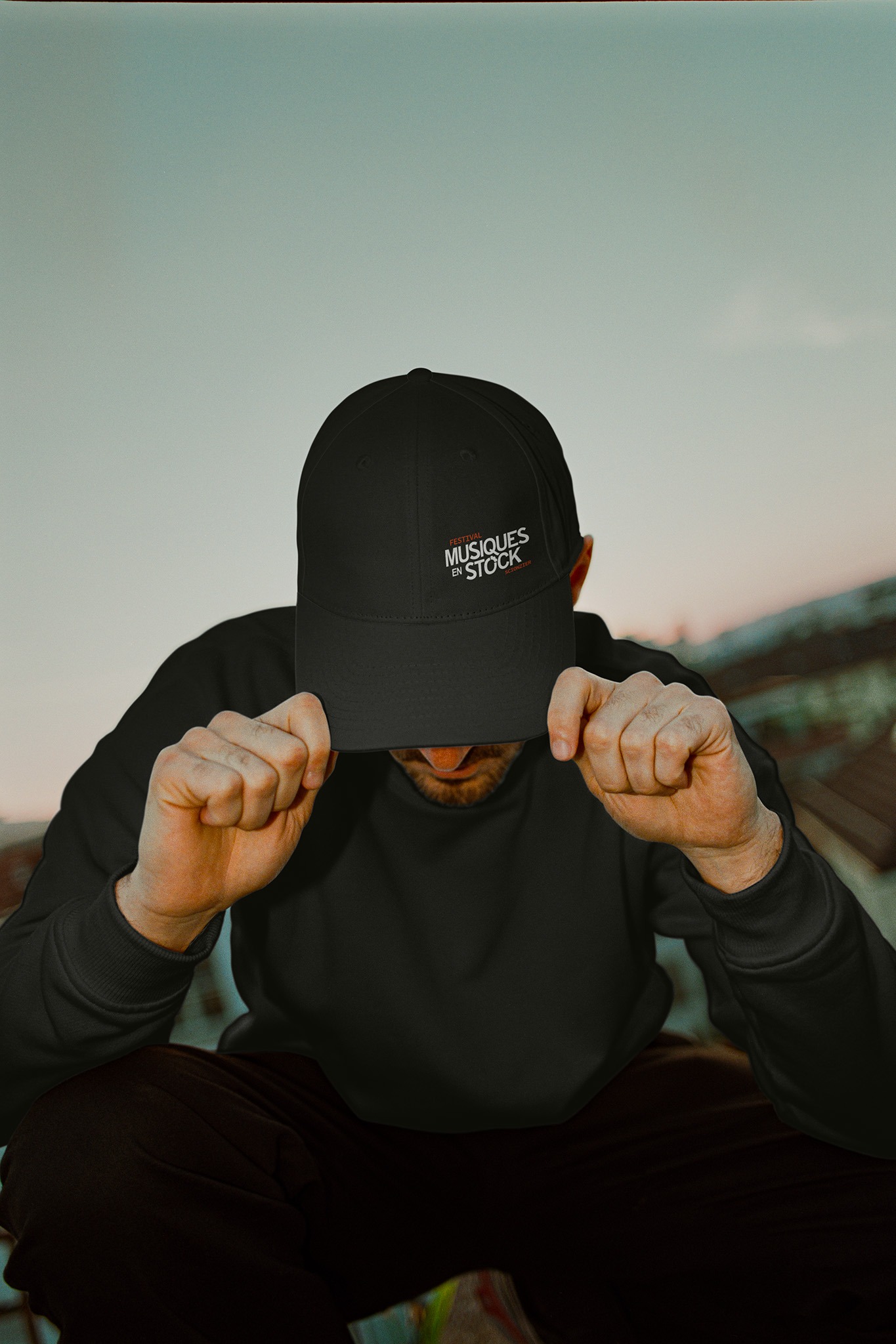 Casquette proposée pour le merchandising du festival Musiques en stock : broderie du logo apposée de manière sobre, dans le respect des codes streetwear