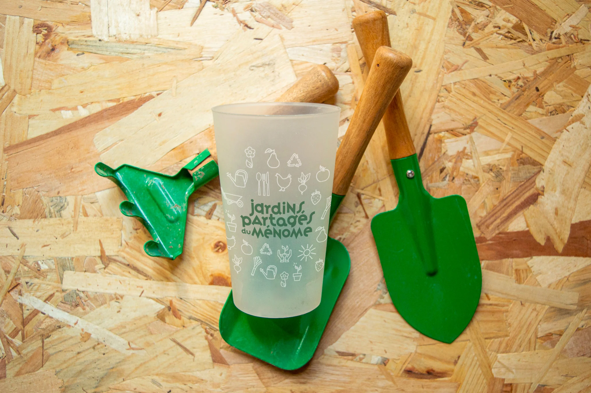Zoom sur le visuel créé pour l'ecocup de l'association de jardin partagé : le logo, entouré de la série de pictogrammes personnalisés