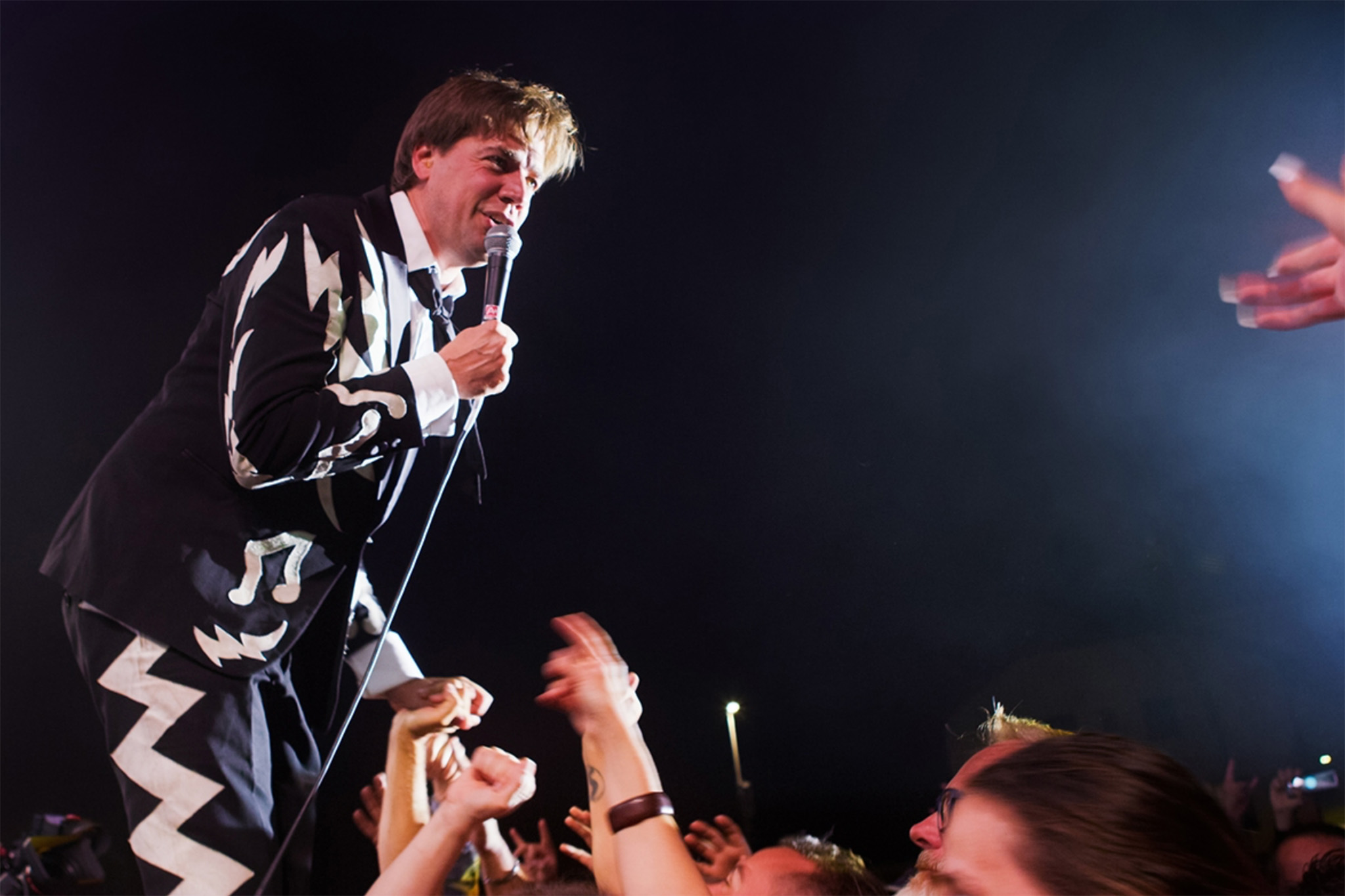 musiques en stock festival concert the hives chanteur foule