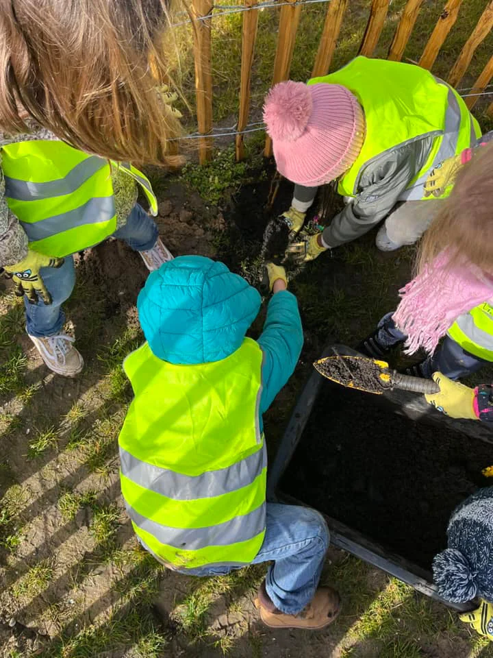 Session de plantation de petits fruitiers avec les enfants de l'école maternelle
