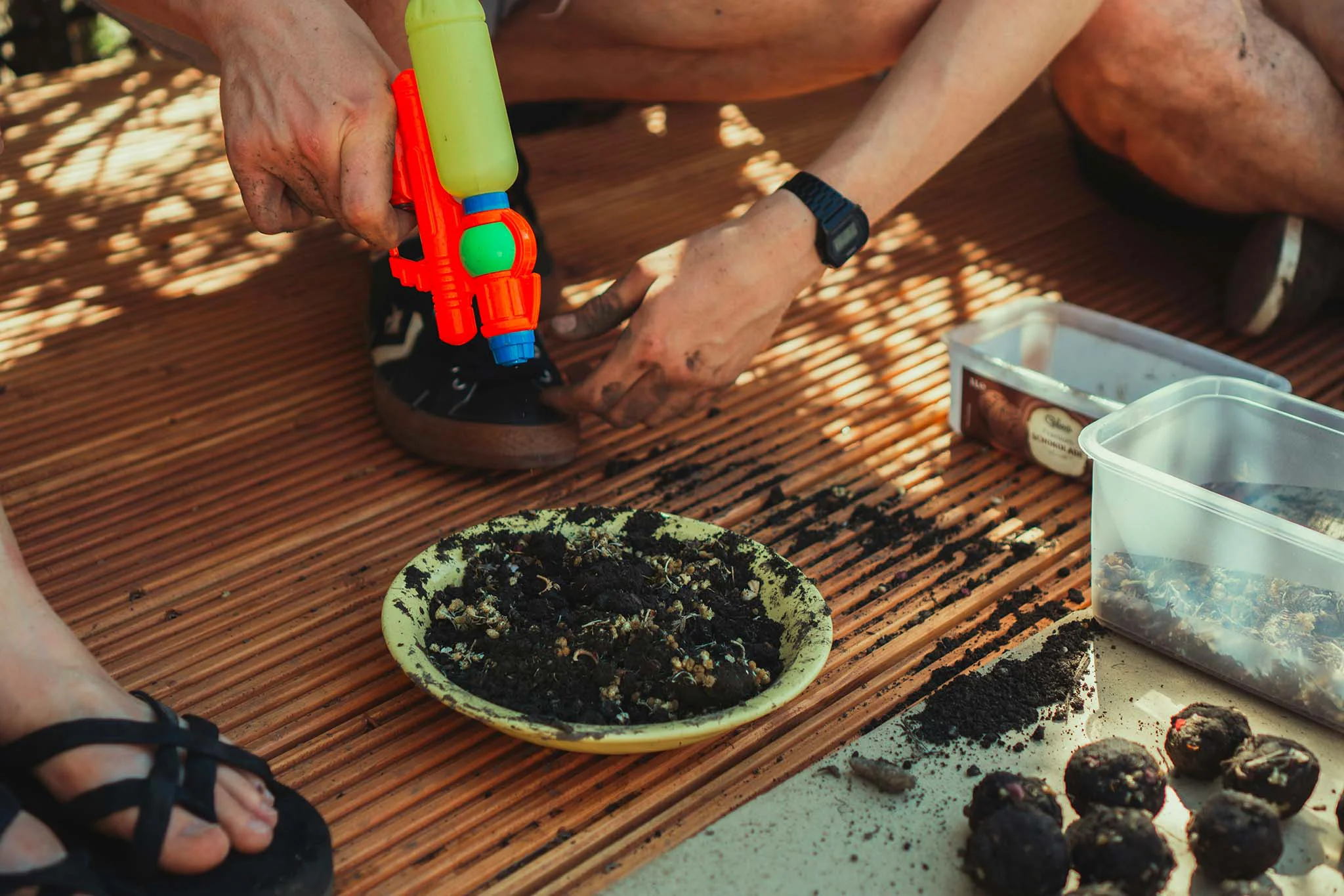 Confection de bombes à graines, dans le respect des principes de la permaculture.