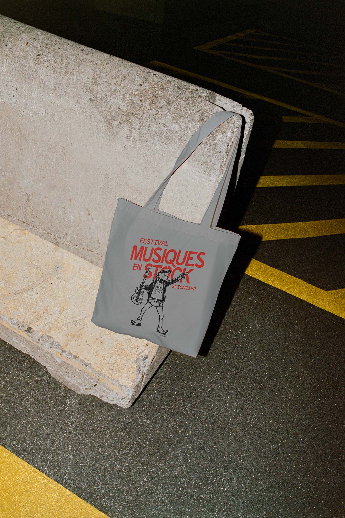 Totebag créé pour le merchandising du festival : valorisation du dessin de Margerin et de l'identité visuelle par papy Alfred