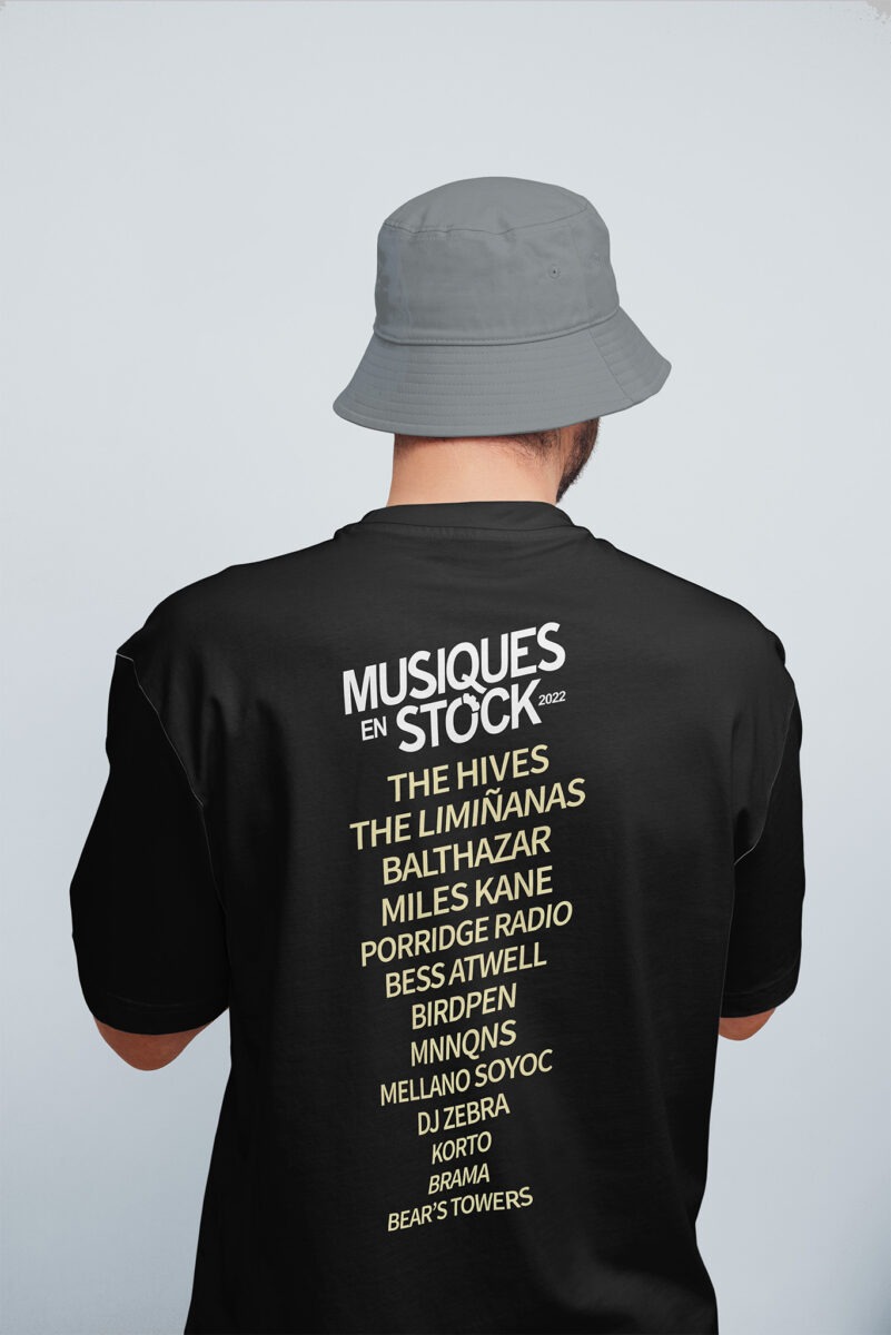 Programmation du festival au dos du t-shirt des bénévoles Musiques en Stock, en Haute-Savoie
